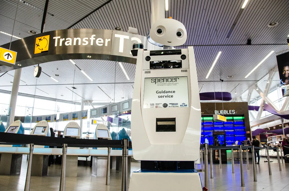 ربات دستیار در فرودگاه