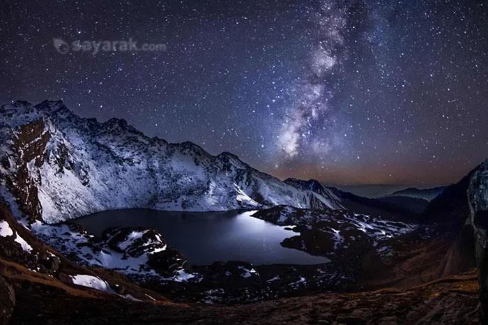 دریاچه آلپ Gosaikunda ، کوه های هیمالیا ، نپال ، از ارتفاع 4400 متر گرفته شده ، به همراه راه شیری در آسمان شب