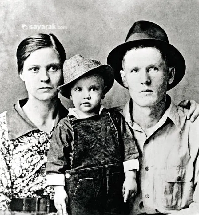 الویس دو ساله به همراه والدینش