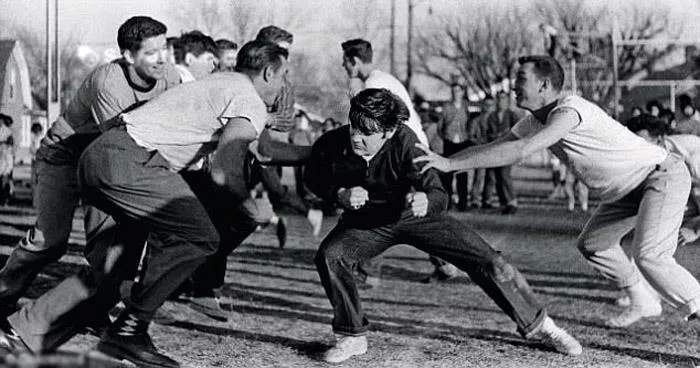1956 ، الویس در فوتبال آمریکا بازی می کند