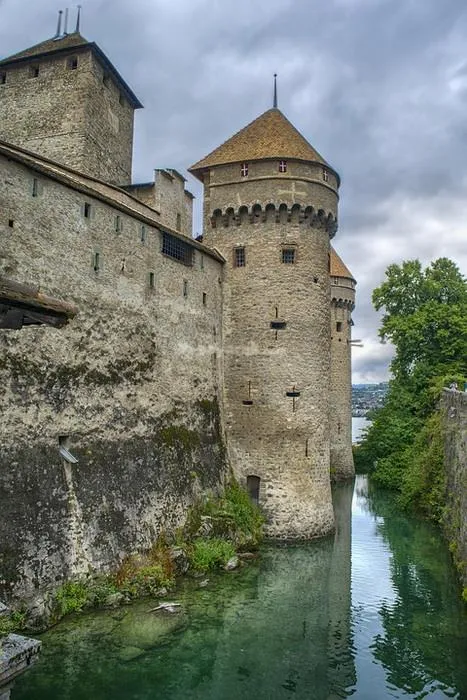 سوئیس قلعه های بسیار زیادی را به عنوان خاطره ای از گذشته های نظامی دوردست حفظ کرده است