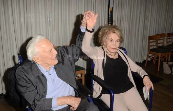 کرک داگلاس 102 ساله و آن بایدنس 100 ساله
