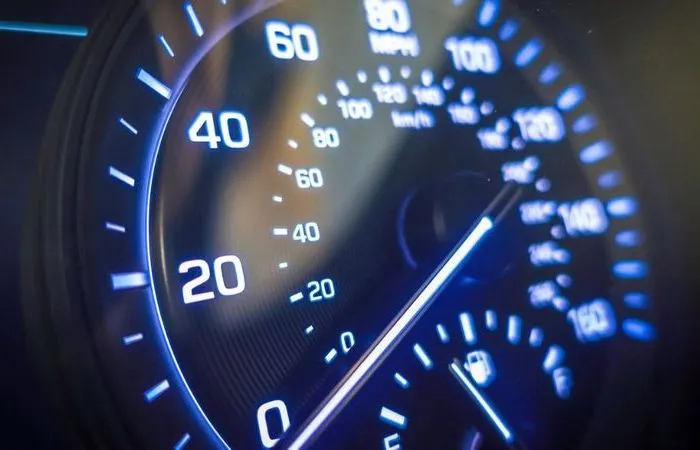 چرا خودرو، سرعت سنج 200 کیلومتر دارد در صورتی که نمی توانیم با این سرعت رانندگی کنیم