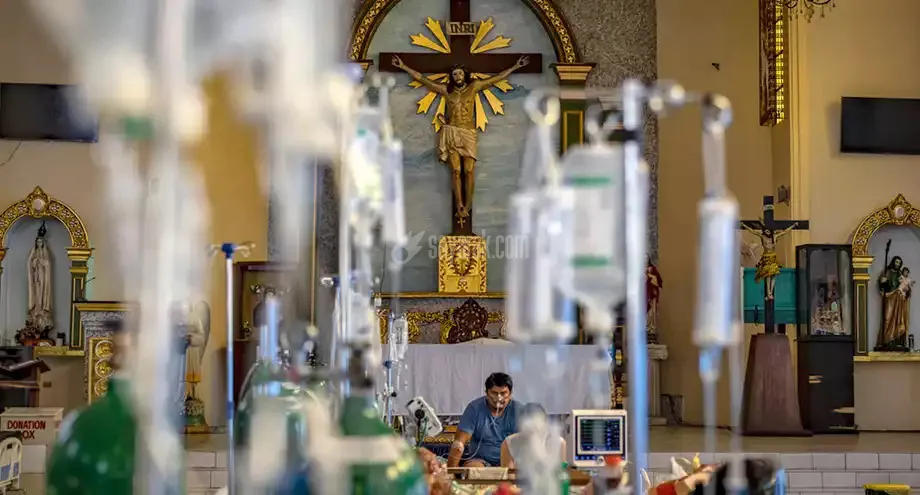 عکس روز کلیسای کوچک که به بیمارستان موقت تبدیل شده است